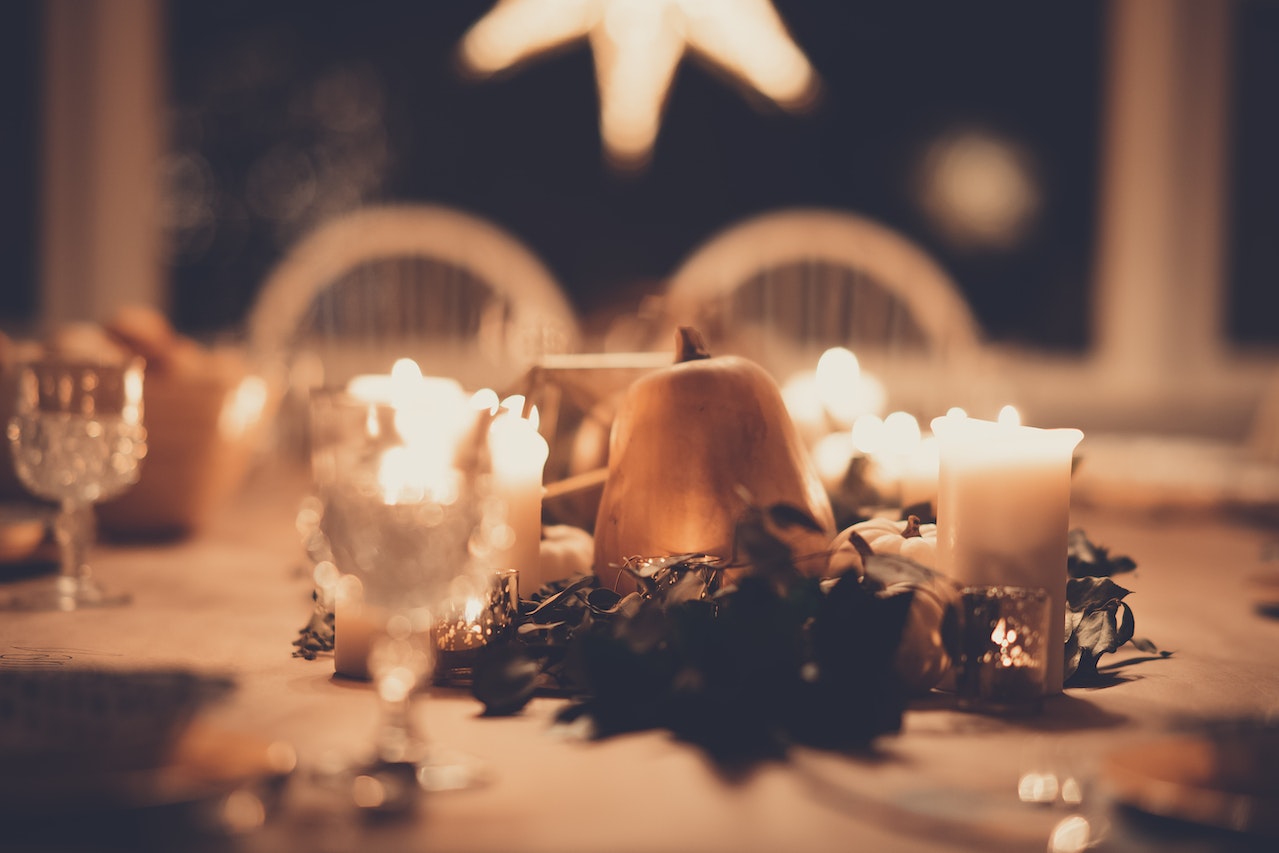 Weihnachtstisch mit Kerzen