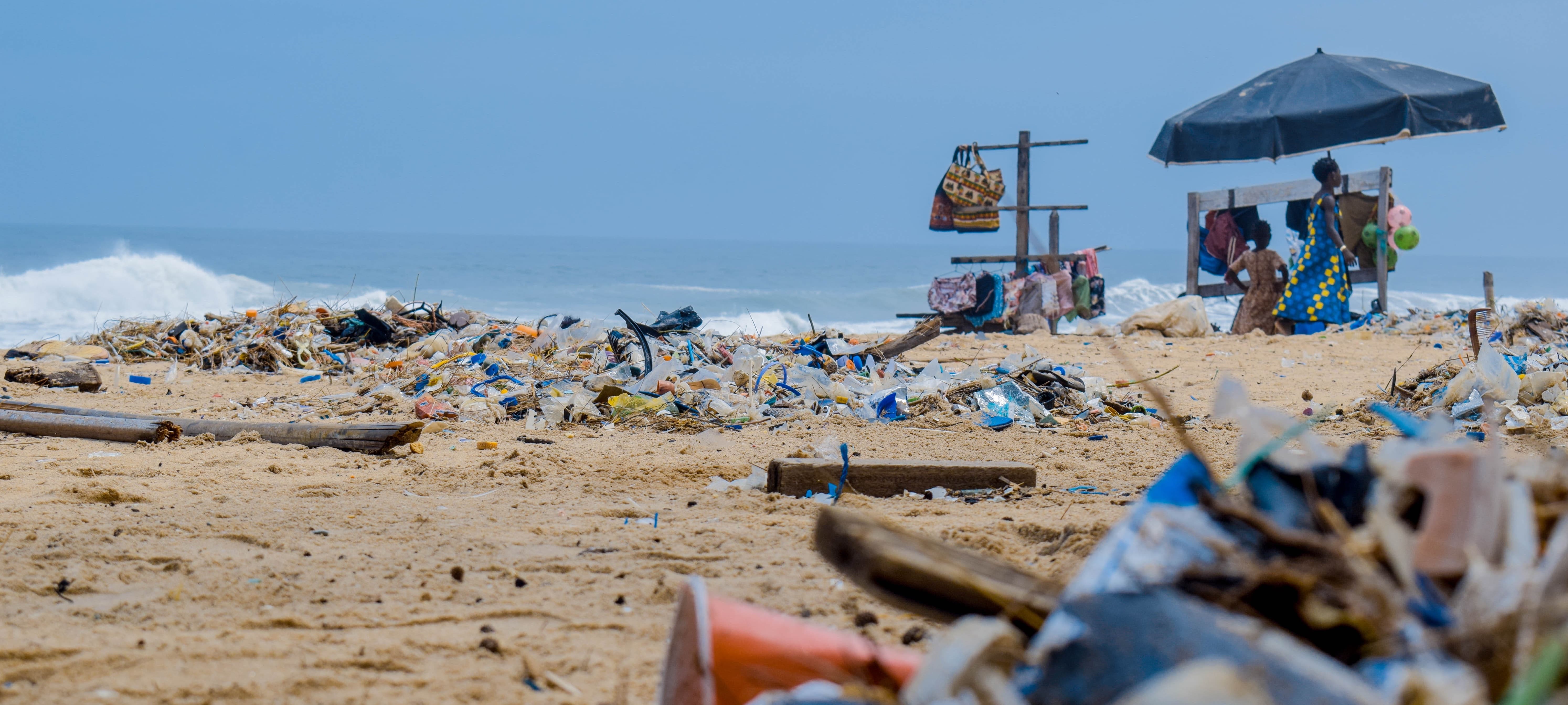 Ein Strand voller Plastikmüll